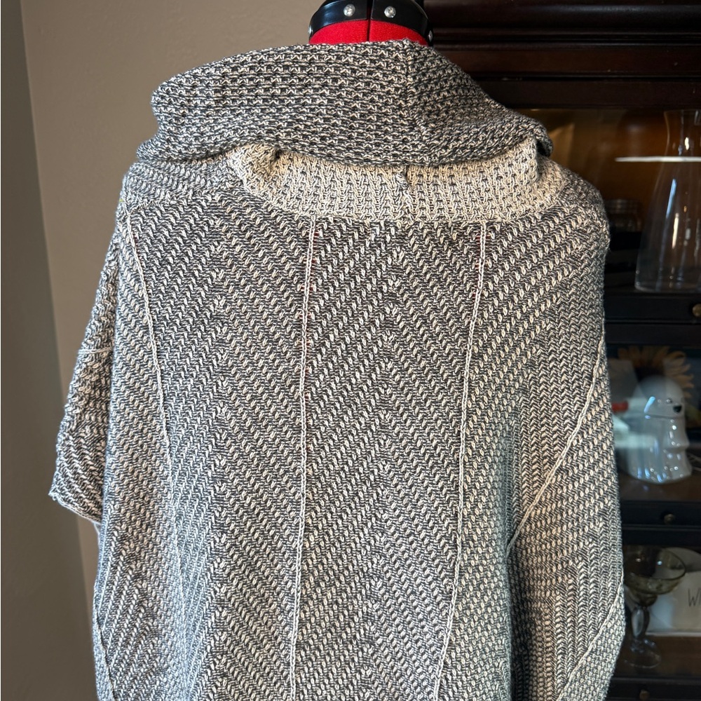 Eight Eight Eight Gray Marled Open Front Knit Poncho Sweater Plus Size 1X - Picture 4 of 7
